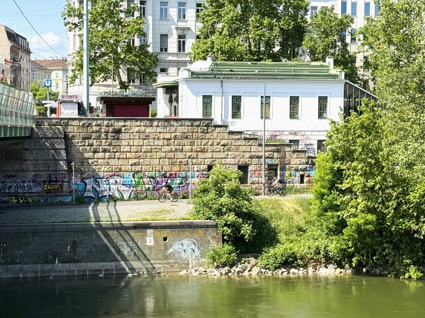 Treustraße 16