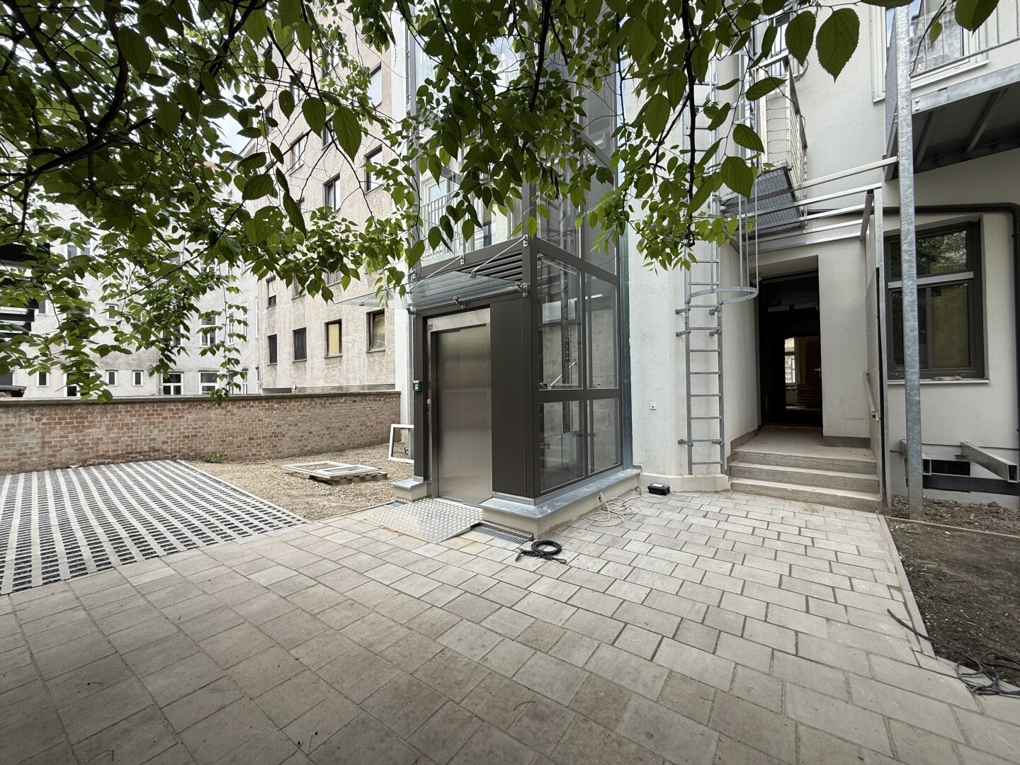 Treustraße 16